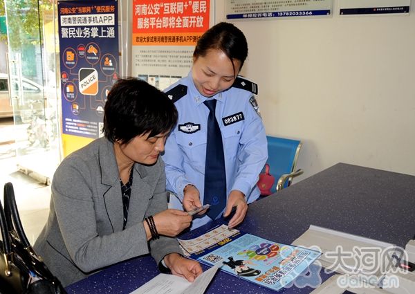 　　西峡出入境民警向前来办证群众发放宣传卡