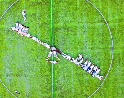 武汉纺大师生航拍创意毕业照