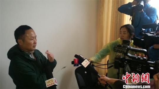 新加坡报业控股公司中国区市场总监陈寿章接受海内外媒体采访。　王爵 摄