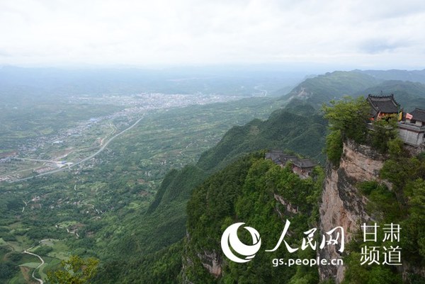 壁立千仞，无欲则刚（周芳霞 摄）
