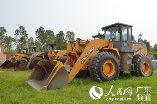 惠州市水政监察支队罚没查扣的铲车。林龙勇 摄