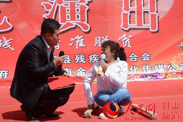 残疾人创业代表现场接受主持人采访（周芳霞 摄）