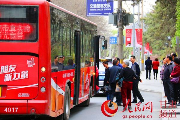 一辆公交车在港湾式停靠站内等待乘客上下车。（王文嘉 摄）
