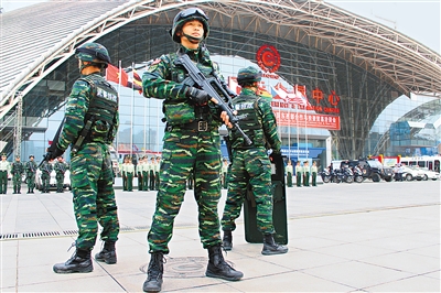 24小时巡逻警戒在大会各展厅和重要会场外的武警西安支队安保官兵