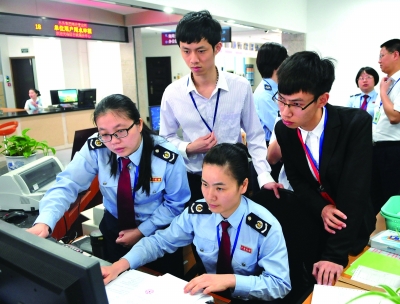 厦门海沧区地税局青年党员突击队在做开票前最后的系统调试。