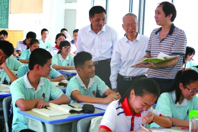 2015年,厦门一中集美分校(灌口中学)高考本科上线率达92.7%,创历史新高。图为校长蔡建生和荣誉校长林安怀在高中年段调研课堂教学。 王文津 摄
