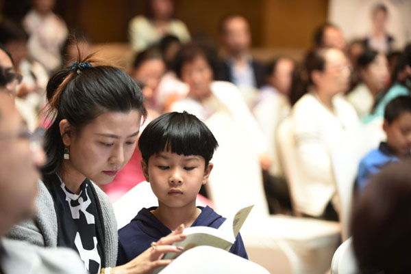 家长与孩子认真核对杨坤老师的记忆技能