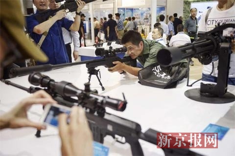 观众近距离把玩真枪。新京报记者 王嘉宁 摄