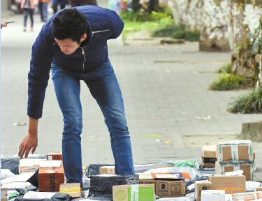 成都某小区外，每天都会有大量快递包裹收发。吕甲摄