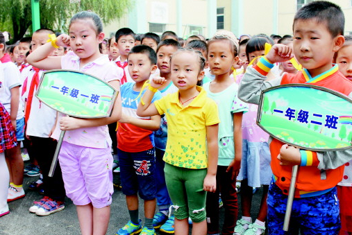 每年都会有一批适龄儿童走进校门。(资料片)　本报记者　李飞　摄