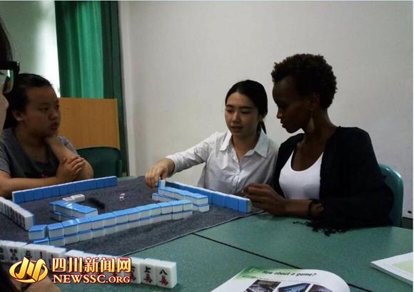 学生教外教打麻将(图由网友@成都西财天府校园菌提供)