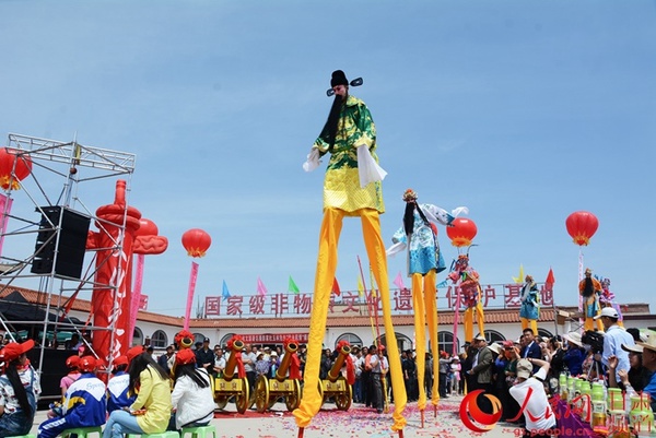国家级非物质文化遗产苦水高高跷表演。（王文嘉 摄）