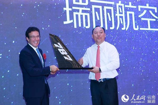 美国波音公司向云南景成集团董事长董勒成赠送787-9飞机垂直尾翼模型（供图）
