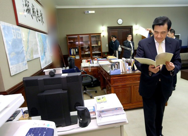 马英九在办公室内仔细看着公文。记者高彬原/摄影