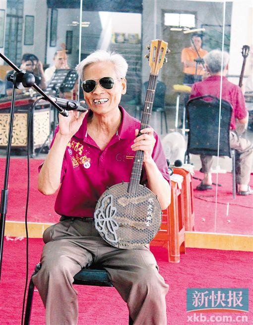 ■刘志光在演唱(钟哲平摄)。