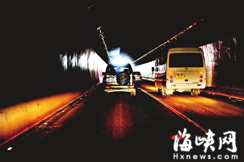 福州金鸡山隧道停电没路灯 九车追尾幸无人伤