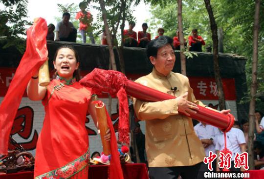 图为演员赵国祝(右)和弟子王玥(左)表演花板《绝活儿》。　于俊亮 摄