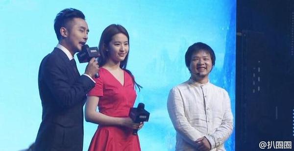 　　刘亦菲出席活动