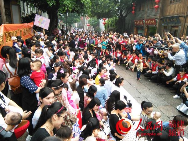“哺乳快闪”活动现场 黄丹妮摄