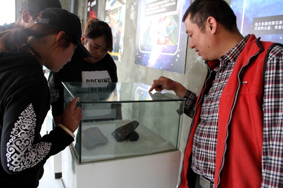 馆长伍德时向参观者介绍陨石类型。吴雨仁 摄