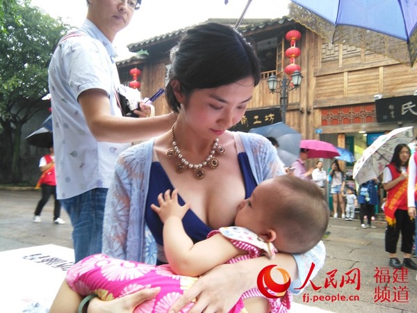 “哺乳快闪”活动现场 黄丹妮摄