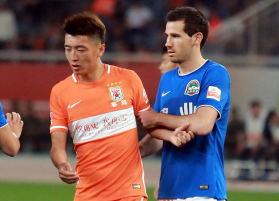 鲁能旧将麦克格文在比赛中防守杨旭