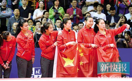 ■尤伯杯实现三连冠,开心的中国队队员在领奖台上用手机玩自拍。    新华社发