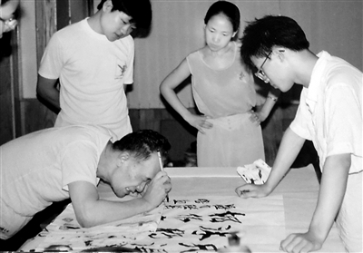 “瞎画师”江友樵晚年作书，眼已贴近画案。