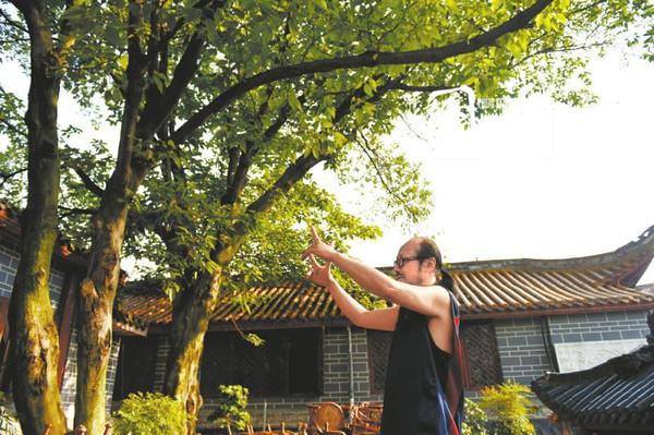 沈晓正在练习基本功“扯指”。