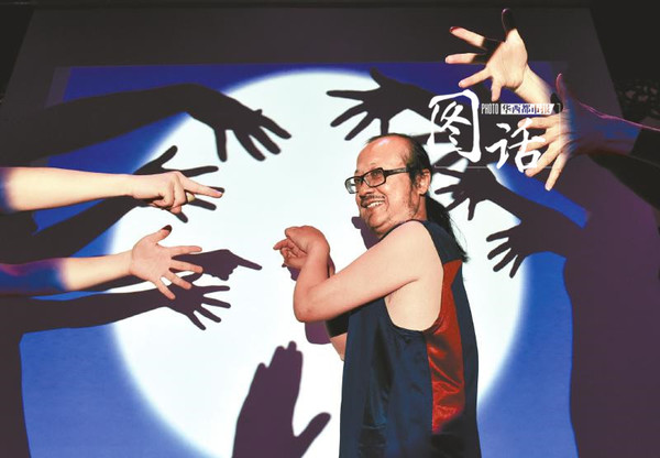 沈晓希望手影技艺能传承下去，如果观众愿意学习，他就先让大家在灯光前感受下手与光影的结合。