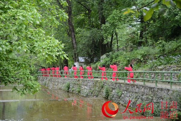 大水沟村的村民在健身 （李东京 摄）