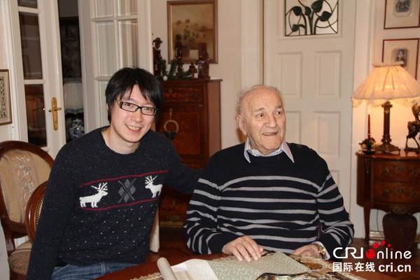 记者与巴塔先生合影