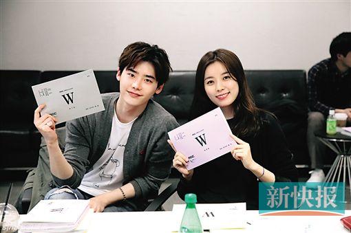勇敢做自己啦。    韩国MBC电视台新剧《W-两个世界》公开了一组首次剧本排练现场照,李钟硕、韩孝周等主演与导演、编剧亮相,一起研读探讨,气氛十分融洽。