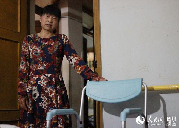 严树青的女儿,向记者讲述安装后的便利。(朱虹 摄)