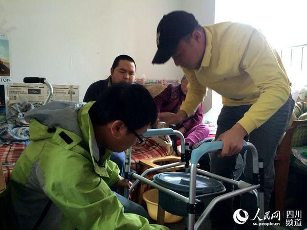 养老服务公司正在给住户家进行“适老化改造”(图片由受访者提供)