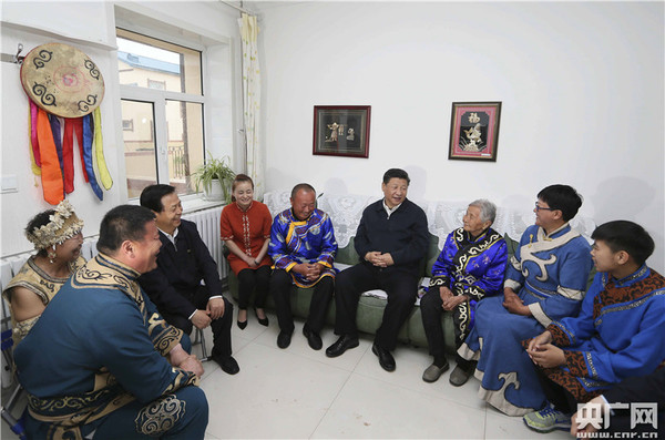 　　5月24日下午，习近平总书记来到黑龙江同江市八岔村，看望赫哲族群众。（新华社记者兰红光摄）