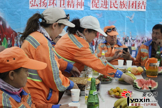 北站辖区的环卫工帮忙摆放午饭