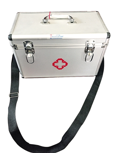 邓世友生前出诊背的药箱。