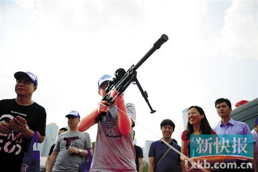 ■市民在体验真枪。新快报记者 孙毅/摄