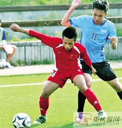 刘俊杰（左）在比赛中。