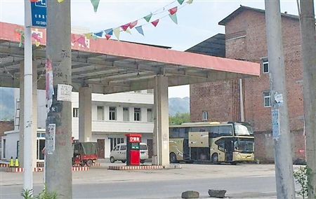 停在加油站的长途客车