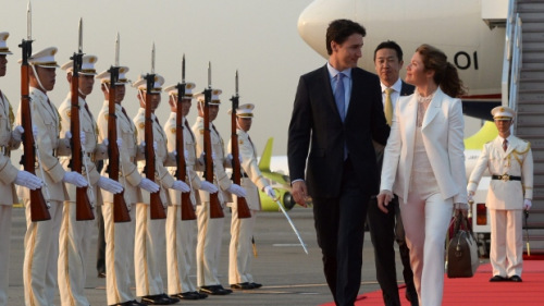 加拿大帅气总理G7峰会偷闲一天 与妻共庆结婚