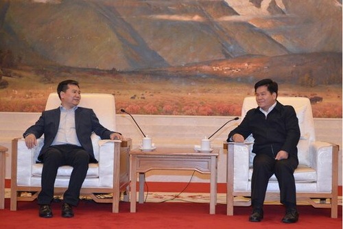 　　(图：苏宁控股集团董事长张近东(左)、云南省省委书记李纪恒(右)会谈)