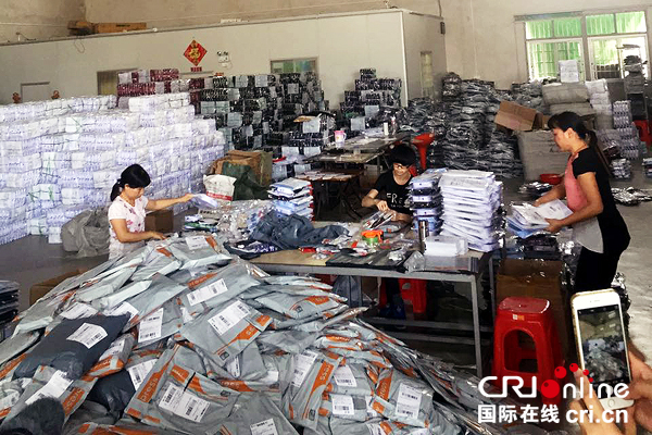 “传奇”网店正在配货。摄影:杜佳宁