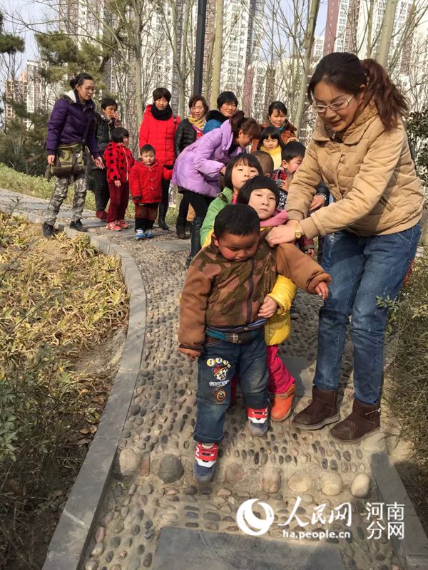 特教老师带领孩子们走出学校,感受大自然