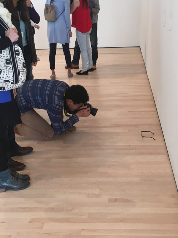 尴尬癌犯了:一副眼镜放在艺术馆的地板上被游