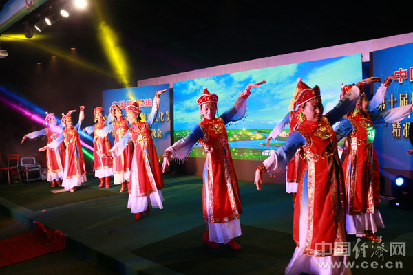 慈善晚会现场,多位演员嘉宾前来助阵,共同为慈善助力