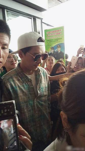 粉丝晒出李易峰27日早上在机场的照片,力证偶像状态良好