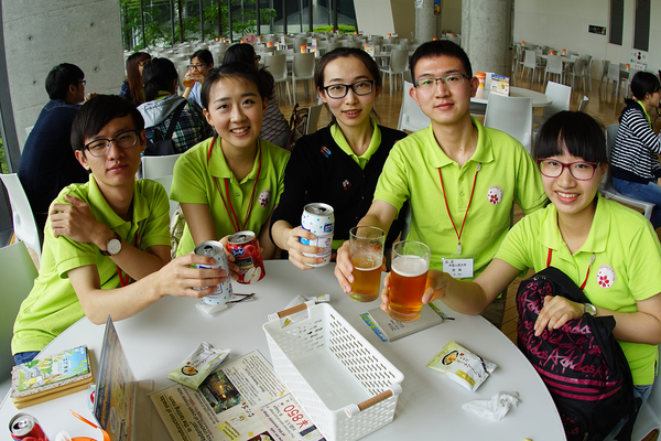 人民大学的同学在朝日啤酒工厂品尝刚出炉的超爽啤酒