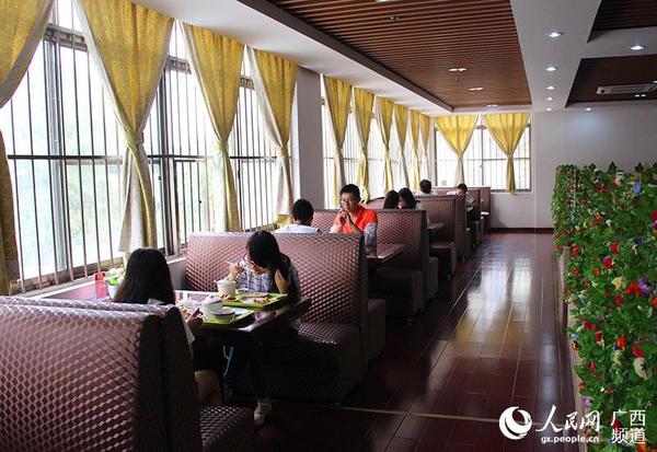 餐厅还设有隔间卡座